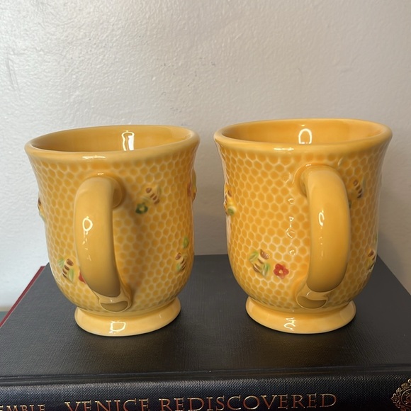 Williams-Sonoma 2 Piece Set Honey Bee Honeycomb Bee Hive Yellow Retired Mugs - Picture 3 of 8